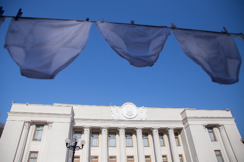 "Не будьте трусами": активисты под Радой с помощью нижнего белья напомнили нардепам о е-декларациях